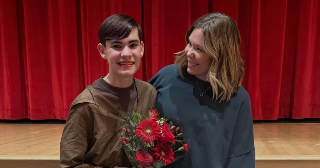 كايلين لوري من أم مراهقة تهدي ابنها إليوت البالغ من العمر 16 عامًا سيارة جديدة فاخرة في عيد ميلاده