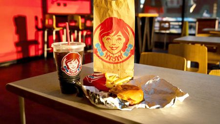 Wendy’s تغلق مئات المطاعم الأمريكية وسط تراجع المبيعات
