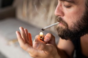 أنا قلق بشأن كمية الحشيش التي يدخنها أقاربي