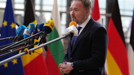 ويدعو الاتحاد الأوروبي الدول الأعضاء إلى الحد من الطلب على النفط والاستعداد لاضطراب طويل الأمد