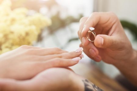 المجتمع ووسائل التواصل الاجتماعي تغذي التوقعات بشأن التعاقدات باهظة الثمن: المسح