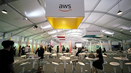 تؤدي ضربات الطائرات بدون طيار إلى إتلاف مراكز بيانات AWS وتعطيل الخدمات السحابية في الشرق الأوسط