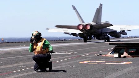 ترامب يدعو إلى تشكيل تحالف دولي لتأمين مضيق هرمز