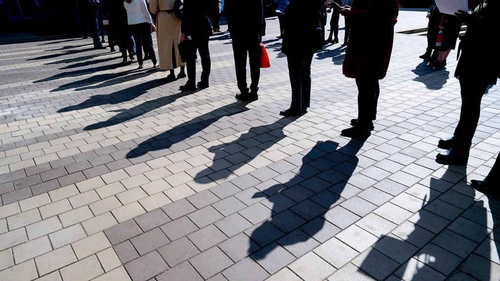 إن ارتفاع تكاليف رعاية الأطفال والجداول الزمنية غير المرنة تدفع النساء إلى ترك العمل