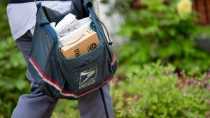 يقال إن USPS تخطط لأول رسوم إضافية على الوقود على الطرود