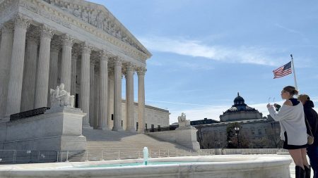 المحكمة العليا تقف إلى جانب كوكس، وتطلق حكمًا بقيمة مليار دولار لحقوق الطبع والنشر في معركة سوني