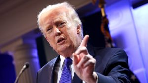 يقول ترامب إن جورساتش وباريت “أزعجوه” بعد حكم المحكمة العليا بشأن التعريفة الجمركية