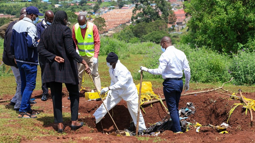 مسؤولون: العثور على 33 جثة بينهم أطفال في مقبرة جماعية بكينيا