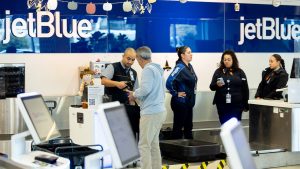 ترفع شركة JetBlue رسوم الأمتعة للمسافرين الاقتصاديين وسط ارتفاع أسعار الوقود