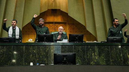 ويقول روبيو إن إيران تنقسم مع تعرض المعتدلين لخطر وصفهم بالخونة