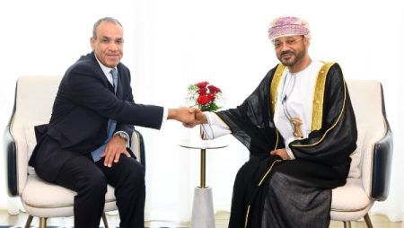 وزير الخارجية يلتقى نظيره العُماني فى مسقط لبحث خفض التصعيد في المنطقة ويعلن تضامنه مع السلطنة