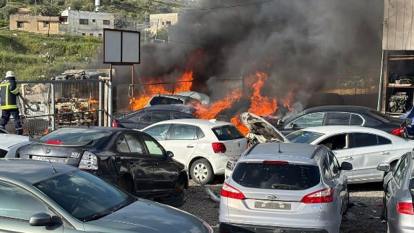 مستوطنون إسرائيليون يهاجمون بلدة دير شرف شمال نابلس ويشعلون النار في عدة مركبات