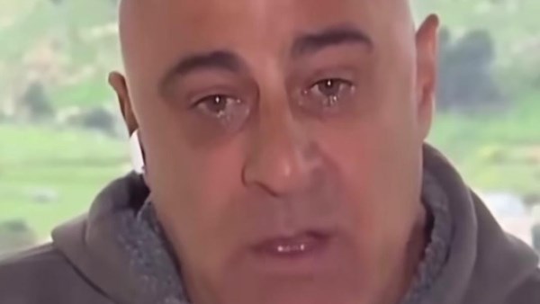 رئيس بلدية مستوطنة حدودية يهاجم نتنياهو باكياً: البلدات تدمرت ولا أحد يساندنا