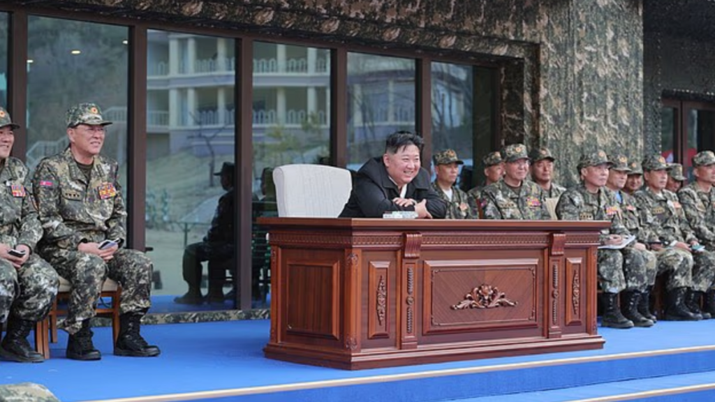 بالصور.. كيم "فرح" بعرض قتالي "عنيف" لجنوده