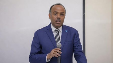 الخارجية الصومالية : الدستور أولًا وآخيرًا .. ولا مكان لمرحلة انتقالية بعد اليوم