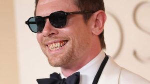 جاك أوكونيل بأنياب مصاصي الدماء على السجادة الحمراء بحفل جوائز الأوسكار