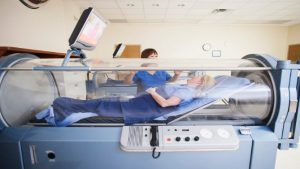 ما أسباب استخدام العلاج بالاكسجين المضغوط؟ وما مخاطره
