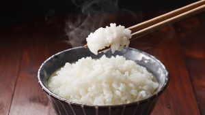 لماذا يضيف بعض الطهاة الخل إلى الأرز؟.. السر الذي يجعل طعمه أفضل