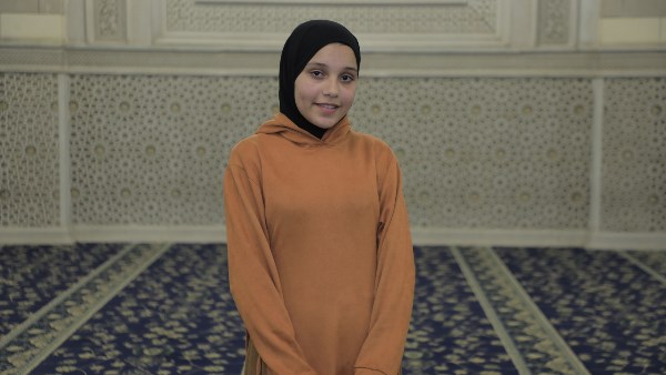 موهبة من ذهب.. النابغة الأزهرية أروى عبد العزيز تبهر الملايين بصوتها العذب.. فيديو