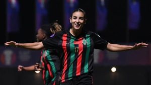 فالنسيا يضم المغربية حنان أيت الحاج لتدعيم دفاعه
