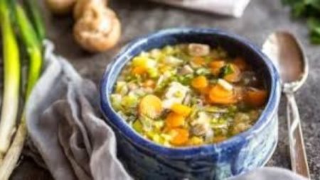 أيهما أفضل لصحتك.. شوربة الدجاج أم شوربة اللحم؟ مفاجأة قد تغير اختياراتك اليومية