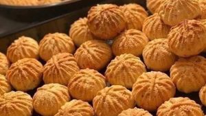 خبيرة تغذية تحذر من مخاطر الإفراط في تناول الكحك والفسيخ بعد رمضان