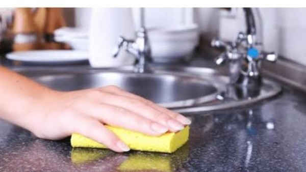 أضرار كارثية تصيبك بسبب إسفنجة المطبخ