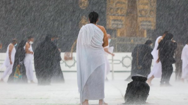 حكم تغطية الرأس أثناء الإحرام خوفًا من البرد والمطر.. الإفتاء تجيب