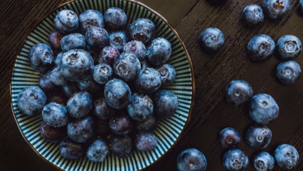 ماذا يحدث للجسم عند تناول عصير التوت؟