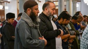 هل الحركة الكثيرة تبطل الصلاة؟ علي جمعة يجيب