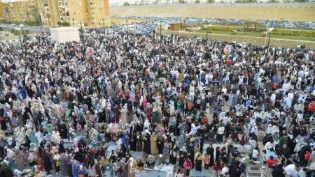 مئات الآلاف يؤدون صلاة عيد الفطر بمسجد العزيز الحكيم المقطم .. صور