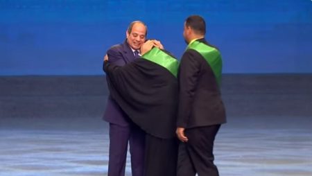 الرئيس السيسي يقبل رأس فاطمة عباس والدة الشهيد علي إبراهيم في يوم الشهيد