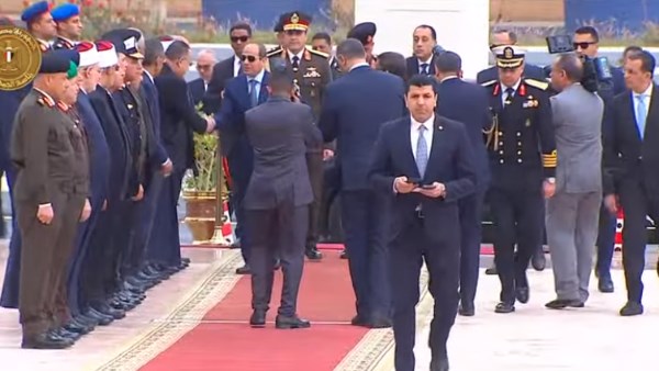 الرئيس السيسي يصل مسجد المشير طنطاوي لأداء صلاة الجمعة بمناسبة يوم الشهيد