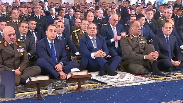 بحضور الرئيس السيسي.. خطيب العيد: الانشغال بالجهل والخصومات يعطل مسيرة النجاح