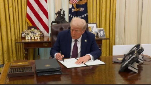 ترامب: الولايات المتحدة تتجول بحرية في إيران