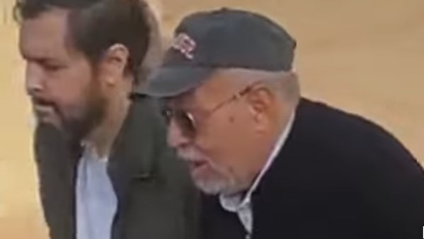 سامي مغاوري يدخل في وصلة بكاء بجنازة شقيقه