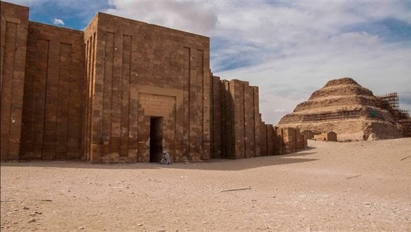 تسلق أحد التوابيت.. سيرابيوم سقارة تطيح بالمتورطين من مواقع عملهم