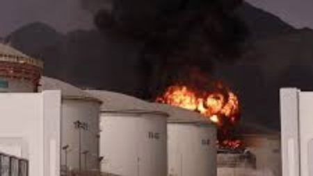 الإمارات: تعاملنا مع حريق متطور بمنطقة الفجيرة للصناعات البترولية ناجم عن استهداف بطائرة مسيرة