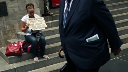 اتساع الفجوة الاقتصادية في الولايات المتحدة مع تغذية سياسات ترامب ثروات الأغنياء