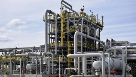 أوروبا تبدأ موسم تخزين الغاز بمستويات متدنية وسط اضطرابات الإمدادات العالمية