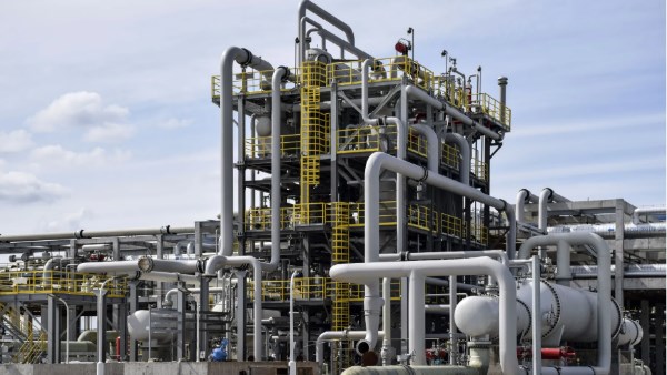 أوروبا تبدأ موسم تخزين الغاز بمستويات متدنية وسط اضطرابات الإمدادات العالمية