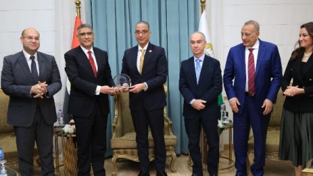 محافظ الجيزة يكرّم النجار ويهديه درع المحافظة تقديرًا لجهوده | صو