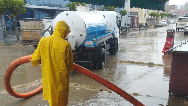 مياه المنوفية: شفط تجمعات الأمطار والتعامل السريع حفاظا على انتظام الحركة المرورية للمواطنين