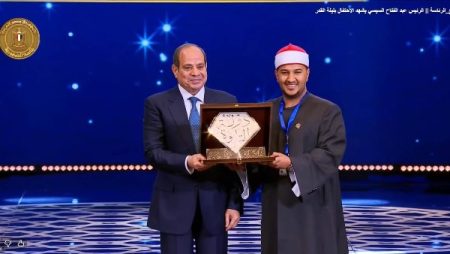 محافظ بني سويف يهنئ ابن المحافظة بلال سيف على فوزه بجائزة “دولة التلاوة”