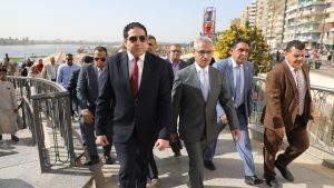 محافظ بني سويف يشارك المواطنين فرحتهم بعيد الفطر على الممشى السياحي