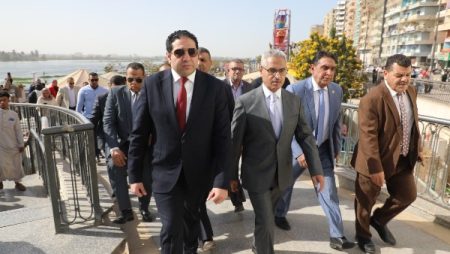 محافظ بني سويف يشارك المواطنين فرحتهم بعيد الفطر على الممشى السياحي