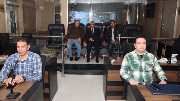 محافظ بني سويف يتابع من مركز السيطرة الالتزام بمواعيد غلق المحال والمنشآت التجارية