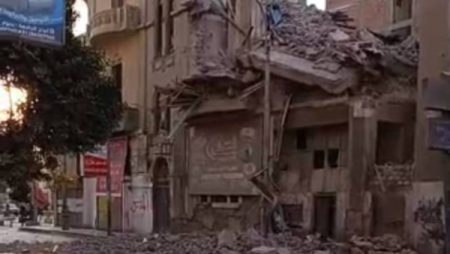 فصل الغاز والكهرباء | تفاصيل انهيار عقار قديم بميدان بالاس في المنيا .. صور