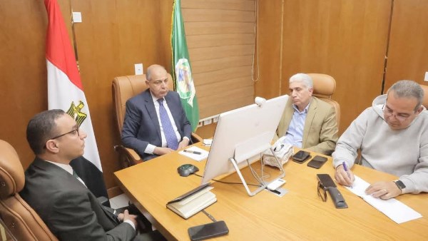 محافظ المنيا يشارك في اجتماع مجلس المحافظين لمتابعة توافر السلع والتصدي للتعديات وترشيد استهلاك الكهرباء
