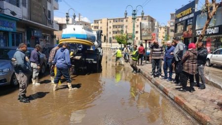 إزالة تجمعات مياه الأمطار بشوارع المنيا لتيسير الحركة المرورية